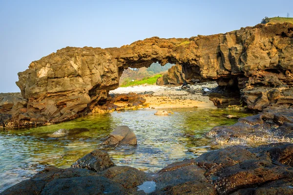 Caverna na praia — Fotografia de Stock