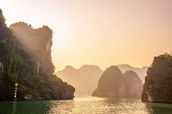 Baie de Ha Long — Photo