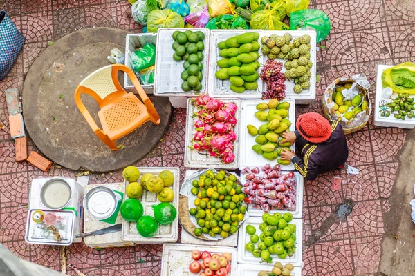 Vietnam mercado callejero dama vendedor — Foto de Stock