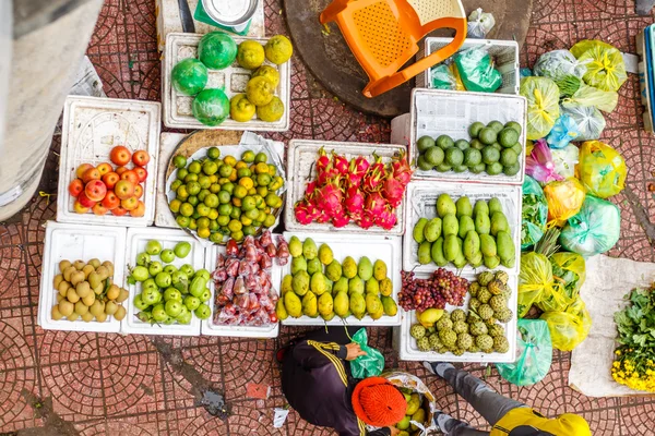 Vietnam mercado callejero dama vendedor — Foto de Stock