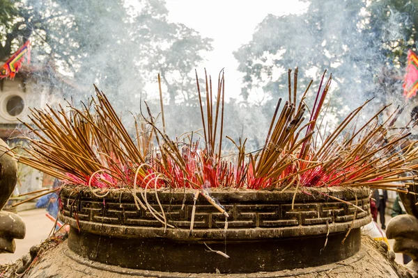 Rökelse brännare på hanoi, vietnam — Stockfoto