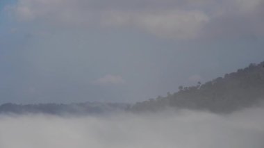 Sisin sabah dağların içinden geçişi. Kümülüs bulutları rüzgarı takip eder. Khao Kho 'daki sis, Phetchabun, Tayland