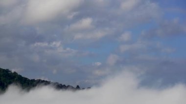 Sisin sabah dağların içinden geçişi. Kümülüs bulutları rüzgarı takip eder. Khao Kho 'daki sis, Phetchabun, Tayland