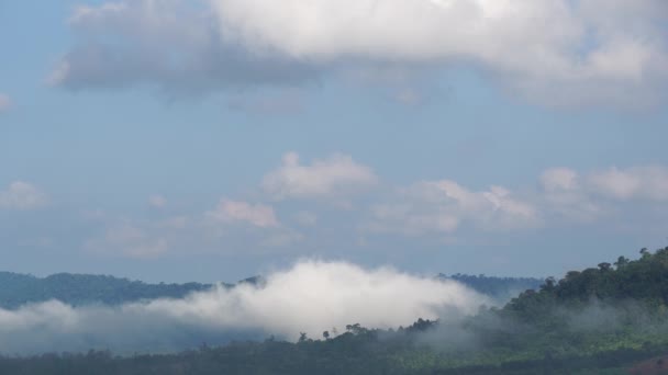 Movimento Nevoeiro Através Das Montanhas Pela Manhã Nuvens Cumulus Seguem — Vídeo de Stock