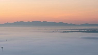 Sis hareketi. Denizin dalgaları ile aynı şey. Sabahın köründe turuncu ışık.