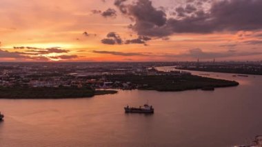 Tayland, Samut Prakan 'ın kuş bakışı görüntüsü. Chao Phraya Nehri üzerinde gün batımı, turuncu gökyüzü.