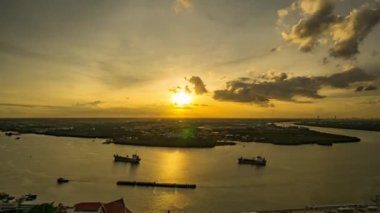 Tayland, Samut Prakan 'ın kuş bakışı görüntüsü. Chao Phraya Nehri üzerinde gün batımı, turuncu gökyüzü. Eğik çekim