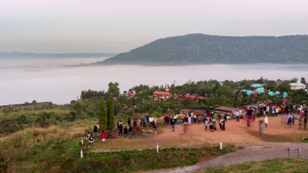Wielu Ludzi Przychodzi Oglądać Poranną Mgłę Khao Kho Viewpoint Prowincja — Wideo stockowe