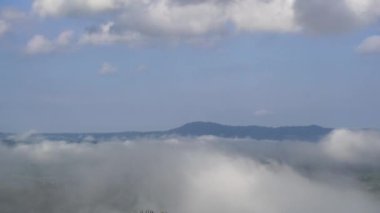 Sisin sabah dağların içinden geçişi. Kümülüs bulutları rüzgarı takip eder. Khao Kho 'daki sis, Phetchabun, Tayland