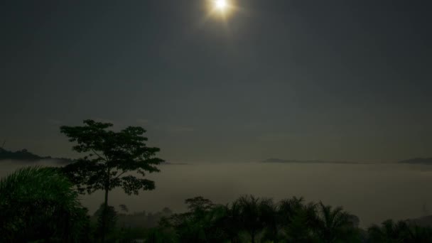 Timelapse Pełnia Księżyca Odbijająca Jasne Światło Nad Morzem Mgły Świcie — Wideo stockowe