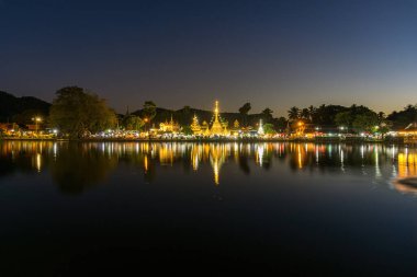 Dekoratif ışıklandırma ve Chong Kham Tapınağı 'nda bit pazarı, Mae Hong Son, Tayland