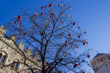 topları ile Noel ağacı