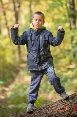Genç Çocuk Ağaç Gövdesinden Düşen ve Dengeyi Yakalayan