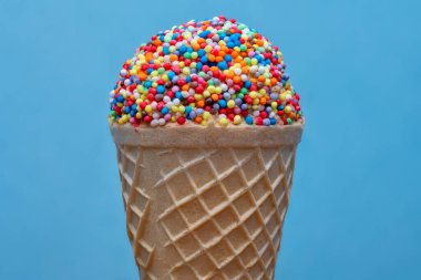 Dondurmalı dondurma külahı. Süslemeli ve serpiştirilmiş şekerlerle süslenmiş.