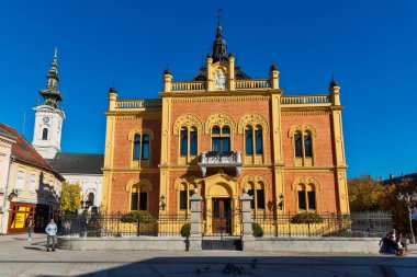 Novi Sad, Sırbistan 29 Ekim 2021: Novi Sad şehir merkezi. Piskoposun sarayının önündeki meydan (Sırpça: the Serbian canski dvor) ve Novi Sad 'daki Sırp ortodoks kilisesi