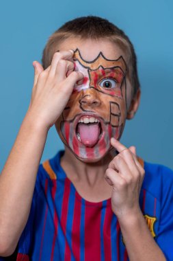 Barselona futbol kulübünün bir çocuk hayranıyım. Çok güzel futbol eğlencesi. Dilini çıkaran bir çocuk.