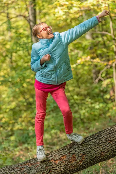 Młoda Dziewczyna Stojąca Upadłym Pniu Drzewa Równowaga Połowowa — Zdjęcie stockowe
