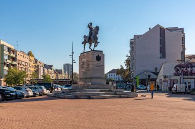 Novi Sad, Sırbistan - 29 Ekim 2021: Sırbistan 'ın Novi Sad kentinde Kral I. Petar Karacorceviç Anıtı. Etkinlik, Voyvodina 'nın Sırbistan' a katılımının 100. yıldönümü münasebetiyle düzenlendi..