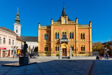 Novi Sad, Sırbistan 29 Ekim 2021: Novi Sad şehir merkezi. Piskoposun sarayının önündeki meydan (Sırpça: the Serbian canski dvor) ve Novi Sad 'daki Sırp ortodoks kilisesi