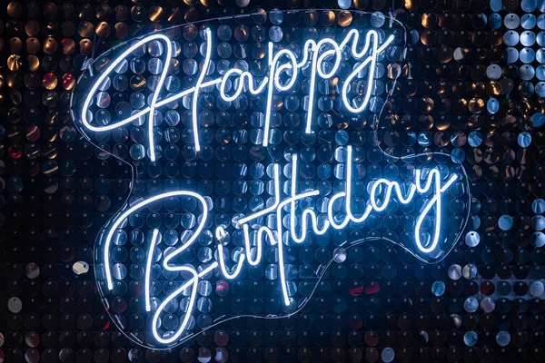 生日快乐的霓虹灯在横幅上签名 闪烁着灯火通明的招牌 祝你生日快乐 尼昂在砖墙上签名 — 图库照片