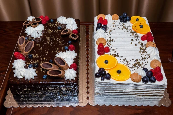 Çikolata Meyveden Yapılmış Yetişkin Pastası — Stok fotoğraf