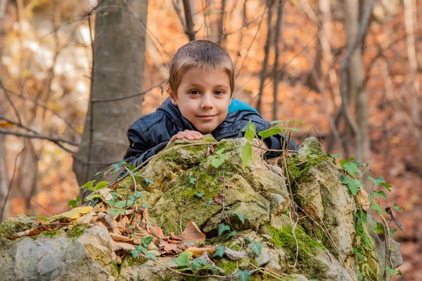 Portret Chłopca Przy Skale Lesie Uśmiechającego Się Kamery — Zdjęcie stockowe