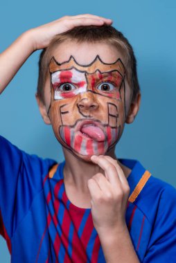 Barselona futbol kulübünün bir çocuk hayranıyım. Çok güzel futbol eğlencesi. Dilini çıkaran bir çocuk.