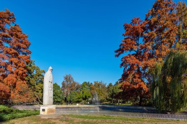 Novi Sad, Sırbistan - 29 Ekim 2021: Tuna Parkı (Sırpça: Dunavski Parkı), Novi Sad şehir merkezinde bir şehir parkı. 1895 'te kuruldu ve şehrin sembollerinden biri olarak korunuyor..