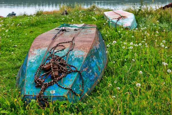 Деревянные Речные Лодки Полуразрушенной Краской Взятой Реки Оставленной Перевернутой Покрытом — стоковое фото