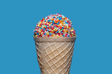 Dondurmalı dondurma külahı. Süslemeli ve serpiştirilmiş şekerlerle süslenmiş. 