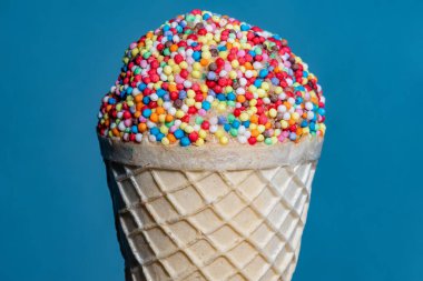 Dondurmalı dondurma külahı. Süslemeli ve serpiştirilmiş şekerlerle süslenmiş. 