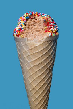 Dondurmalı dondurma külahı. Süslemeli ve serpiştirilmiş şekerlerle süslenmiş. 