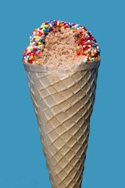 Dondurmalı dondurma külahı. Süslemeli ve serpiştirilmiş şekerlerle süslenmiş. 