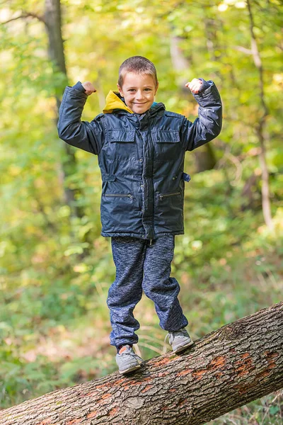 Ormanda kameraya gülümseyen bir çocuğun portresi..