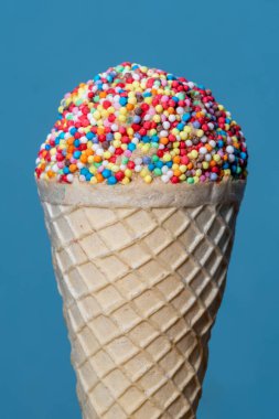 Dondurmalı dondurma külahı. Süslemeli ve serpiştirilmiş şekerlerle süslenmiş. 