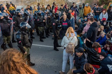 Novi Sad, Sırbistan - 27 Kasım 2021: Novi Sad 'ın merkezinde siyasi protestolar. İnsanlar hükümeti protesto ediyor. Sokak protestoları