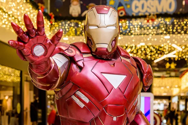 Novi Sad, Sırbistan - 26 Kasım 2011: Novi Sad 'daki BIG alışveriş merkezinde demir adam. Marvel 'den süper kahraman' Demir Adam '.