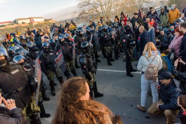 Novi Sad, Sırbistan - 27 Kasım 2021: Novi Sad 'ın merkezinde siyasi protestolar. İnsanlar hükümeti protesto ediyor. Sokak protestoları