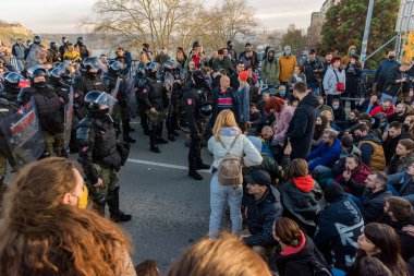 Novi Sad, Sırbistan - 27 Kasım 2021: Novi Sad 'ın merkezinde siyasi protestolar. İnsanlar hükümeti protesto ediyor. Sokak protestoları