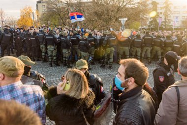 Novi Sad, Sırbistan - 27 Kasım 2021: Novi Sad 'ın merkezinde siyasi protestolar. İnsanlar hükümeti protesto ediyor. Sokak protestoları
