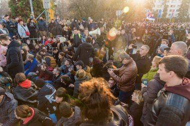 Novi Sad, Sırbistan - 27 Kasım 2021: Novi Sad 'ın merkezinde siyasi protestolar. İnsanlar hükümeti protesto ediyor. Sokak protestoları