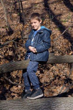 Ormandaki çocuğun portresi. 