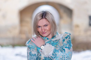 Terk edilmiş bir kalede kış kraliçesi. Kış elbisesi içinde güzel bir kadın.