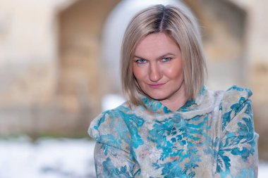 Terk edilmiş bir kalede kışlık takım elbiseli güzel bir kadın..