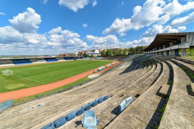 Belgrad, Sırbistan - 11 Nisan 2022: OFK Beograd futbol kulübünün Gençlik Stadyumu (Sırp: Omladinski Stadyumu). Stadyum çok kötü durumda.