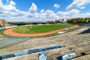 Belgrad, Sırbistan - 11 Nisan 2022: OFK Beograd futbol kulübünün Gençlik Stadyumu (Sırp: Omladinski Stadyumu). Stadyum çok kötü durumda.