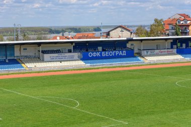 Belgrad, Sırbistan - 11 Nisan 2022: OFK Beograd futbol kulübünün Gençlik Stadyumu (Sırp: Omladinski Stadyumu). Stadyum çok kötü durumda.