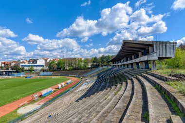 Belgrad, Sırbistan - 11 Nisan 2022: OFK Beograd futbol kulübünün Gençlik Stadyumu (Sırp: Omladinski Stadyumu). Stadyum çok kötü durumda.