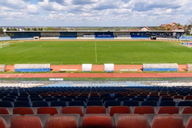 Belgrad, Sırbistan - 11 Nisan 2022: OFK Beograd futbol kulübünün Gençlik Stadyumu (Sırp: Omladinski Stadyumu). Stadyum çok kötü durumda.