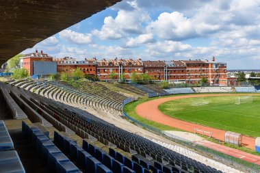 Belgrad, Sırbistan - 11 Nisan 2022: OFK Beograd futbol kulübünün Gençlik Stadyumu (Sırp: Omladinski Stadyumu). Stadyum çok kötü durumda.